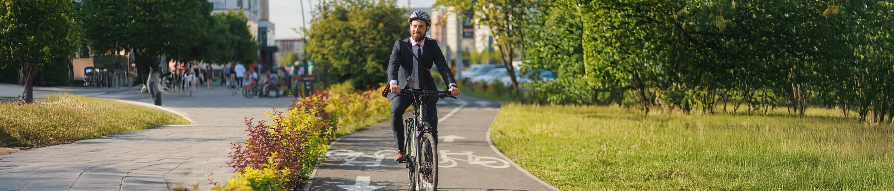 Mann fährt auf einem Fahrrad eine Straße entlang